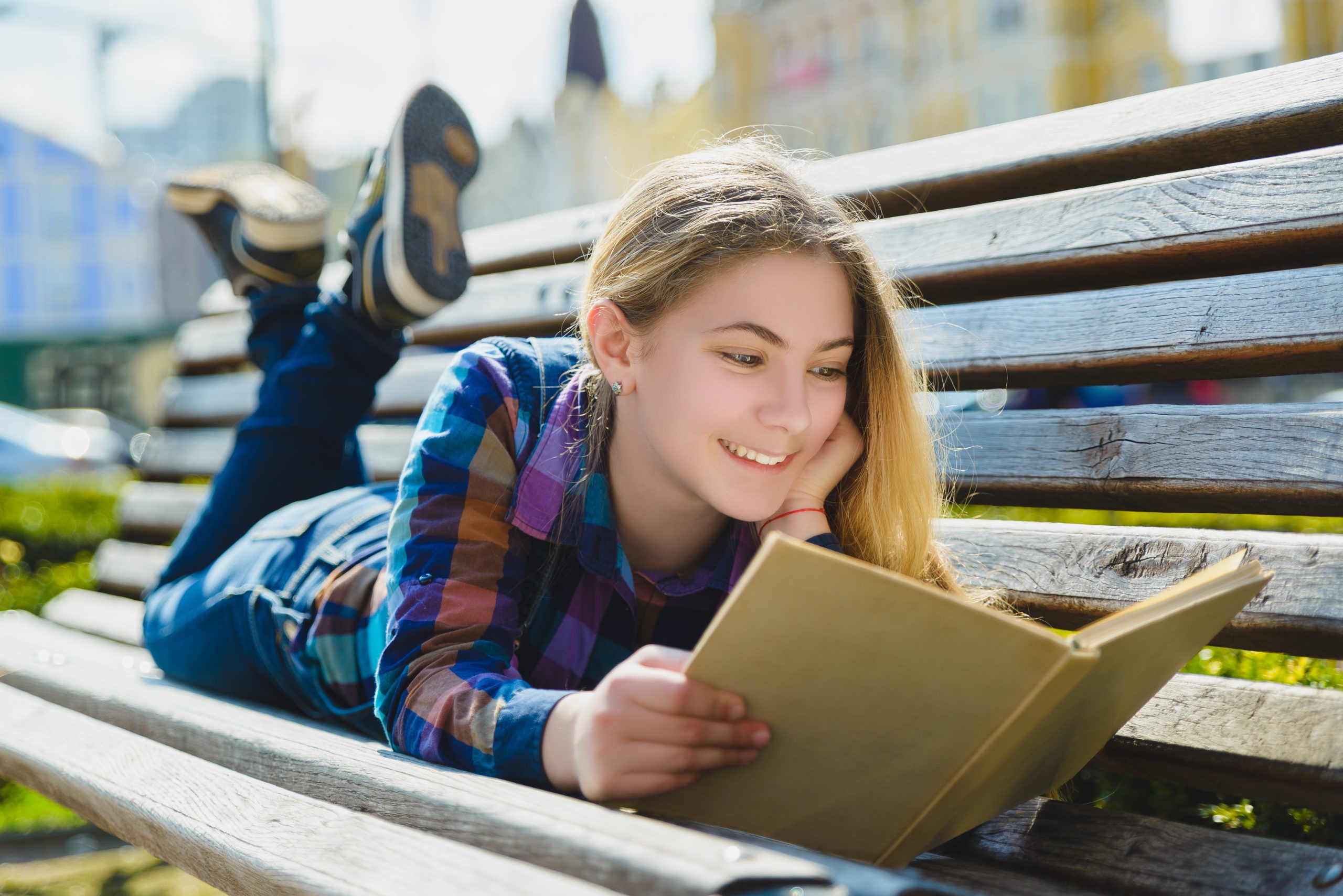Nastolatka czytająca książkę