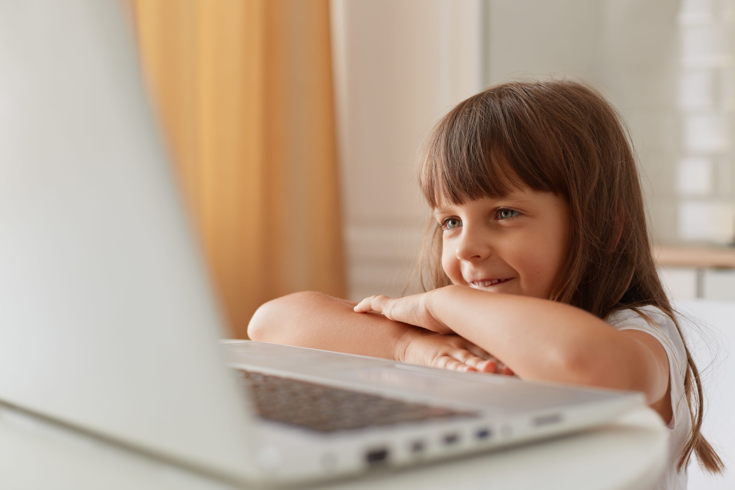 Dziewczynka przed laptopem
