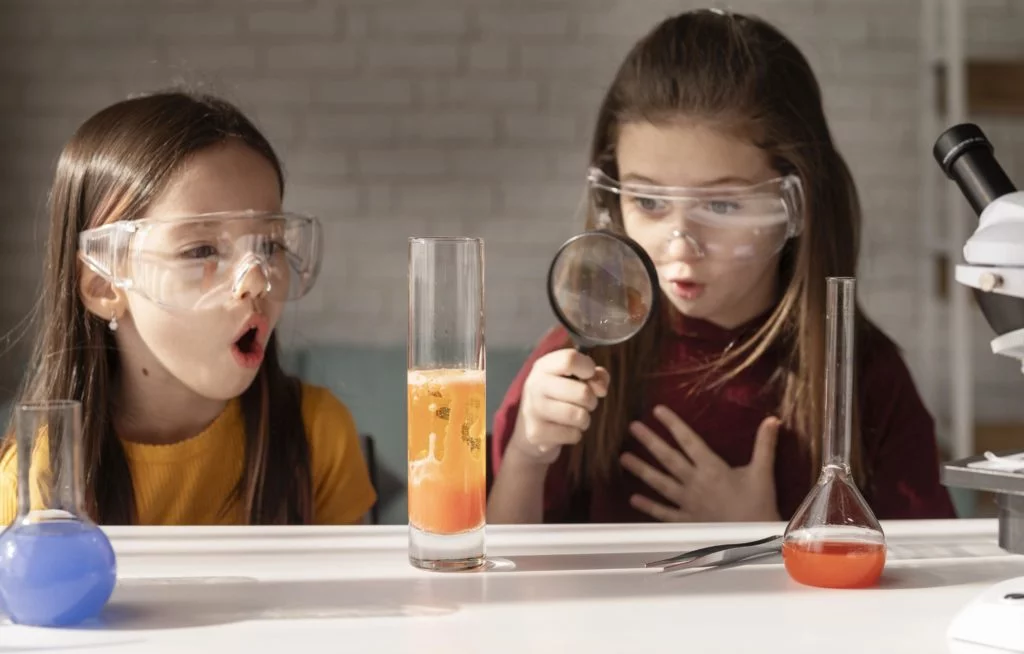 Dziewczynki robią eksperyment chemiczny