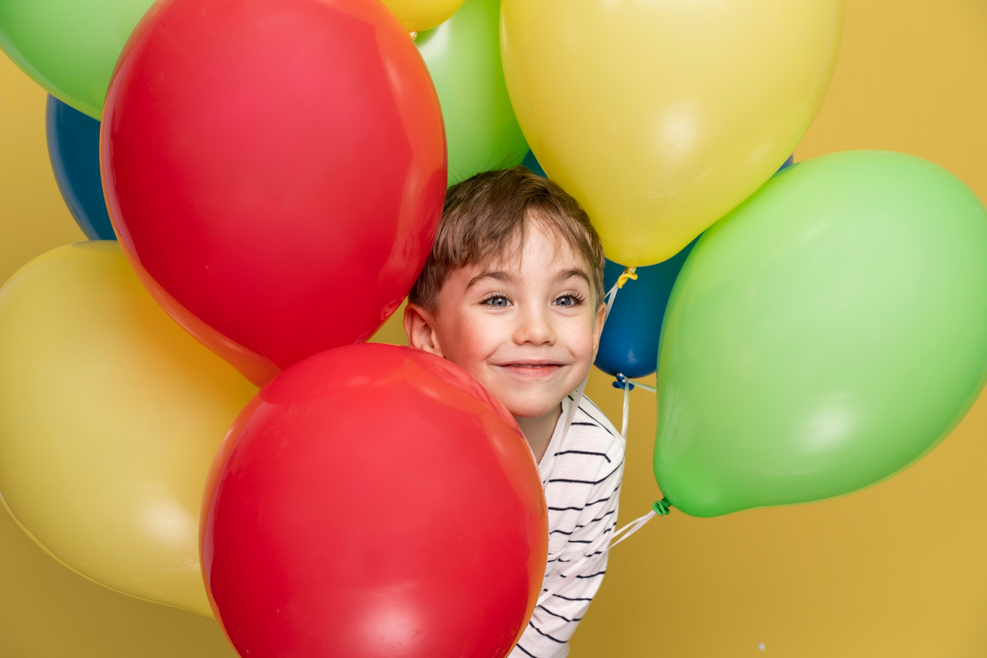 chłopiec z balonami
